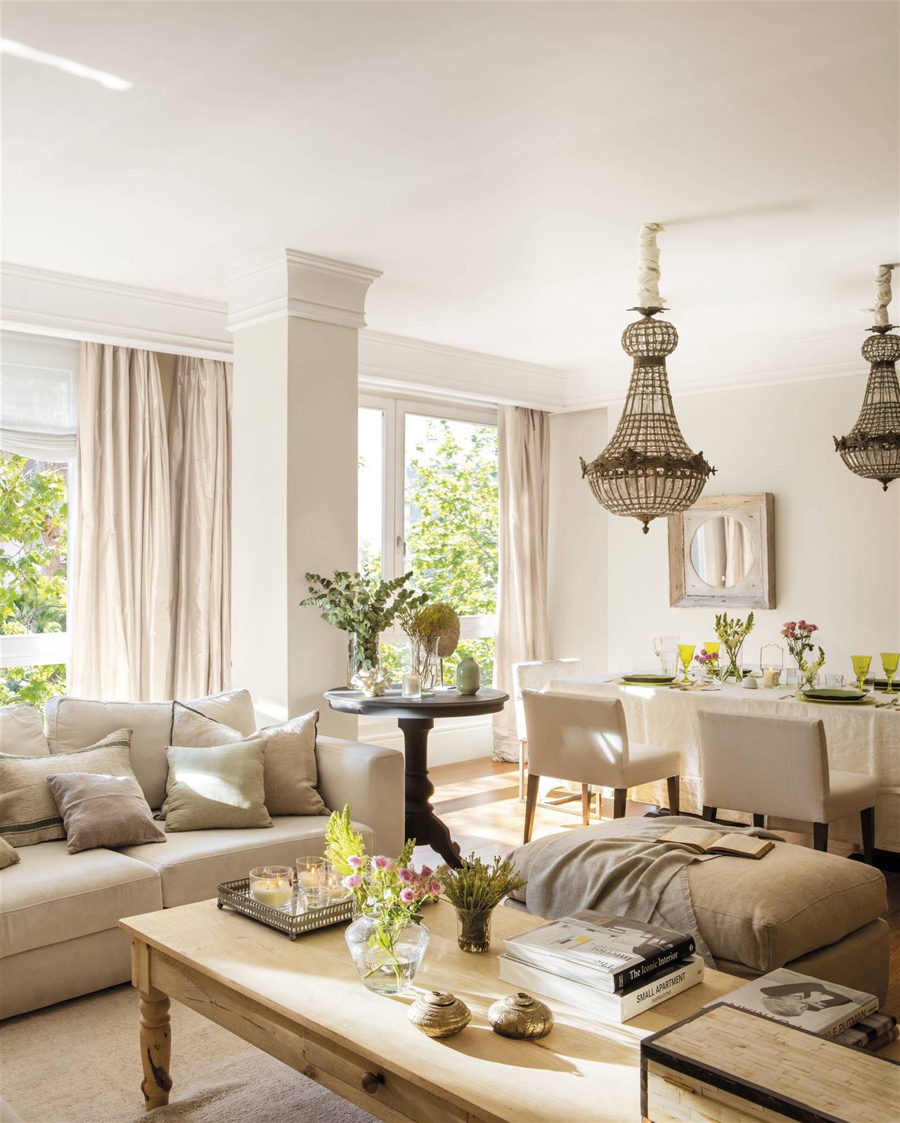 salon comedor de estilo clasico con sofás beige y mesa de centro de madera 00543289