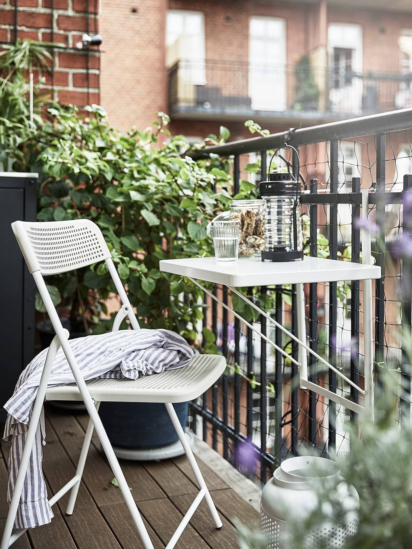 Mesa abatible para colgar en la barandilla para terrazas pequeñas TORPARÖ de IKEA.