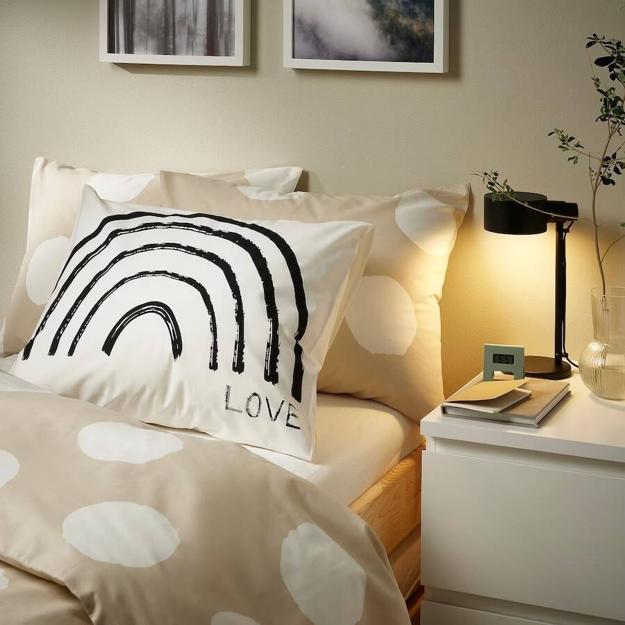 Funda de almohada en blanco y negro TAPETMAL de IKEA. 