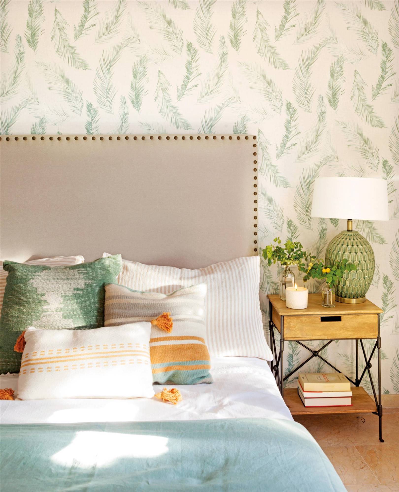Dormitorio con cabecero tapizado y papel pintado. 