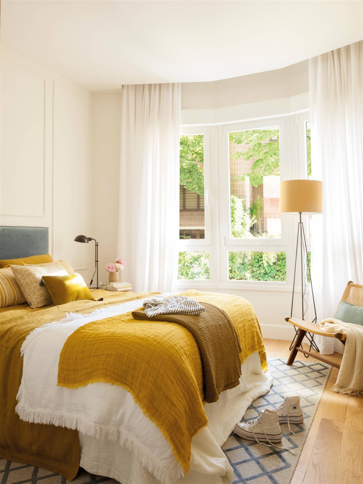 Dormitorio con ropa de cama en color mostaza. 
