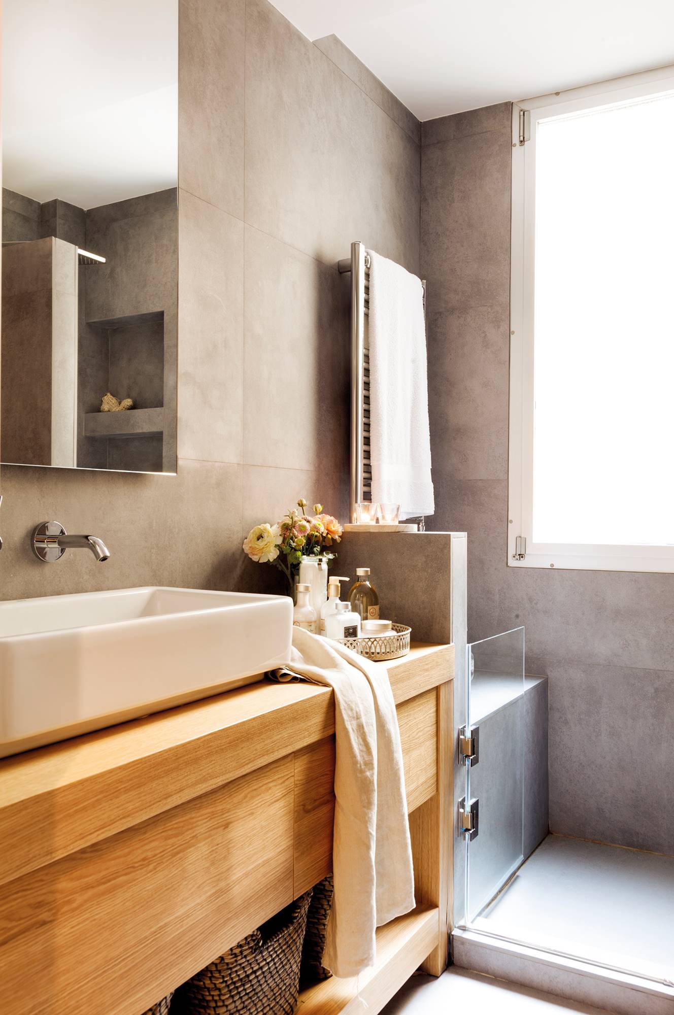 Baño con las paredes revestidas con azulejos de gran formato. 