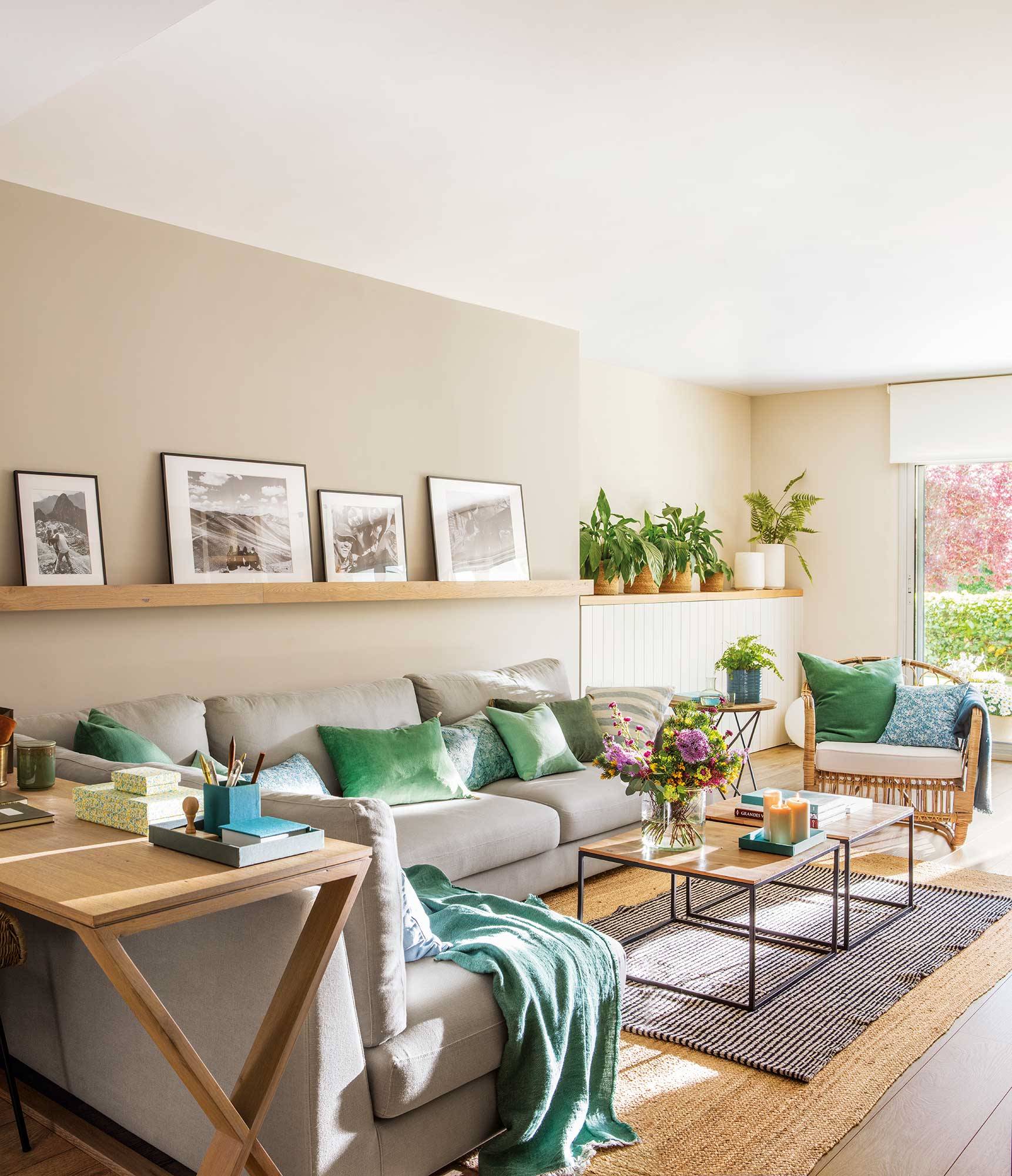 Salón veraniego con sofás blancos y cojines en color verde. 