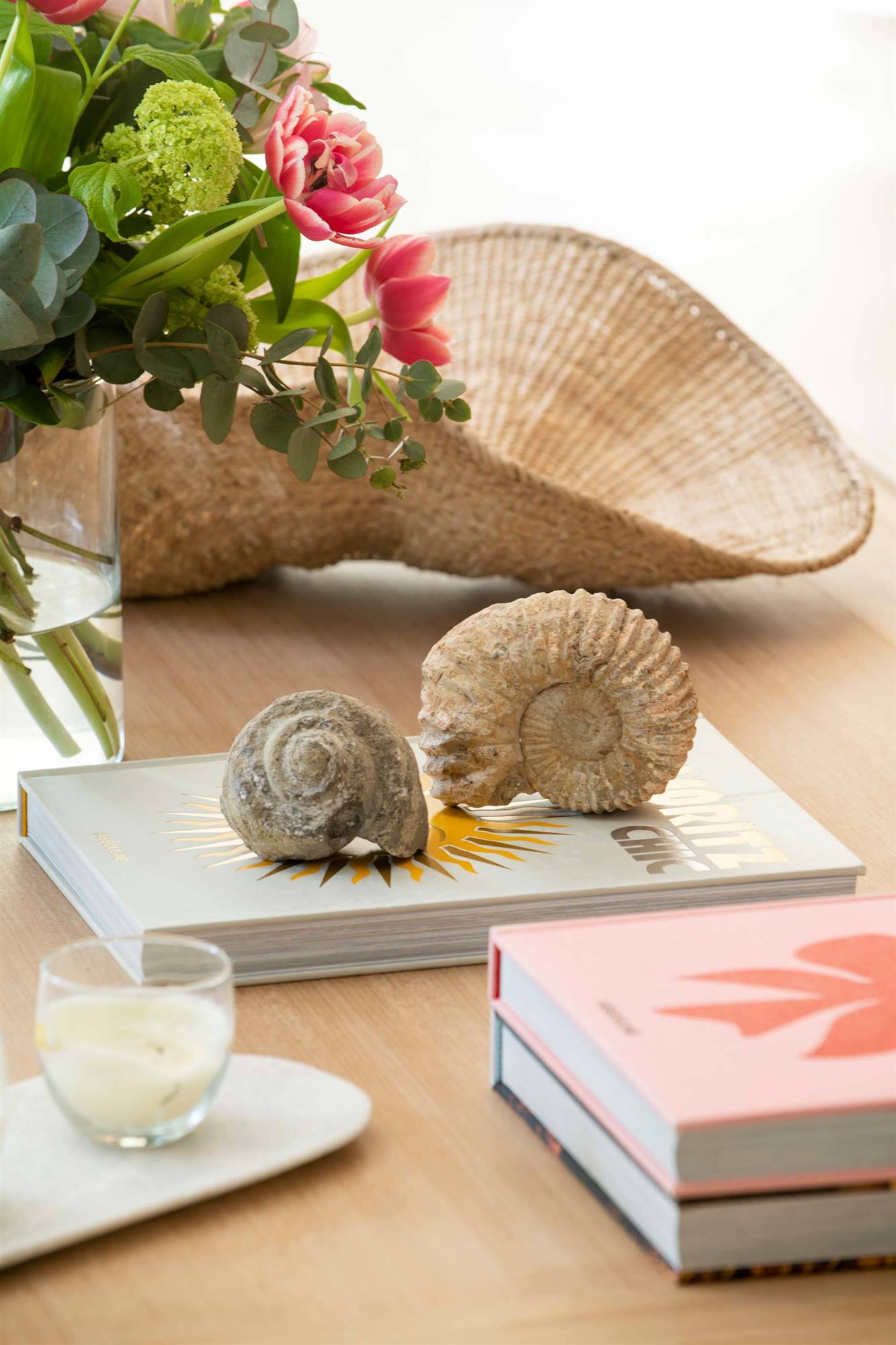 Mesa decorada con detalles inspirados en el mar como conchas y caracolas. 
