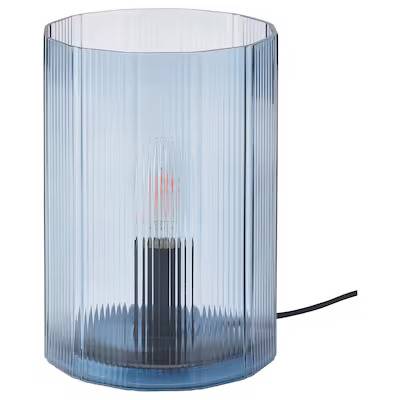Una lámpara de mesa de vidrio azul