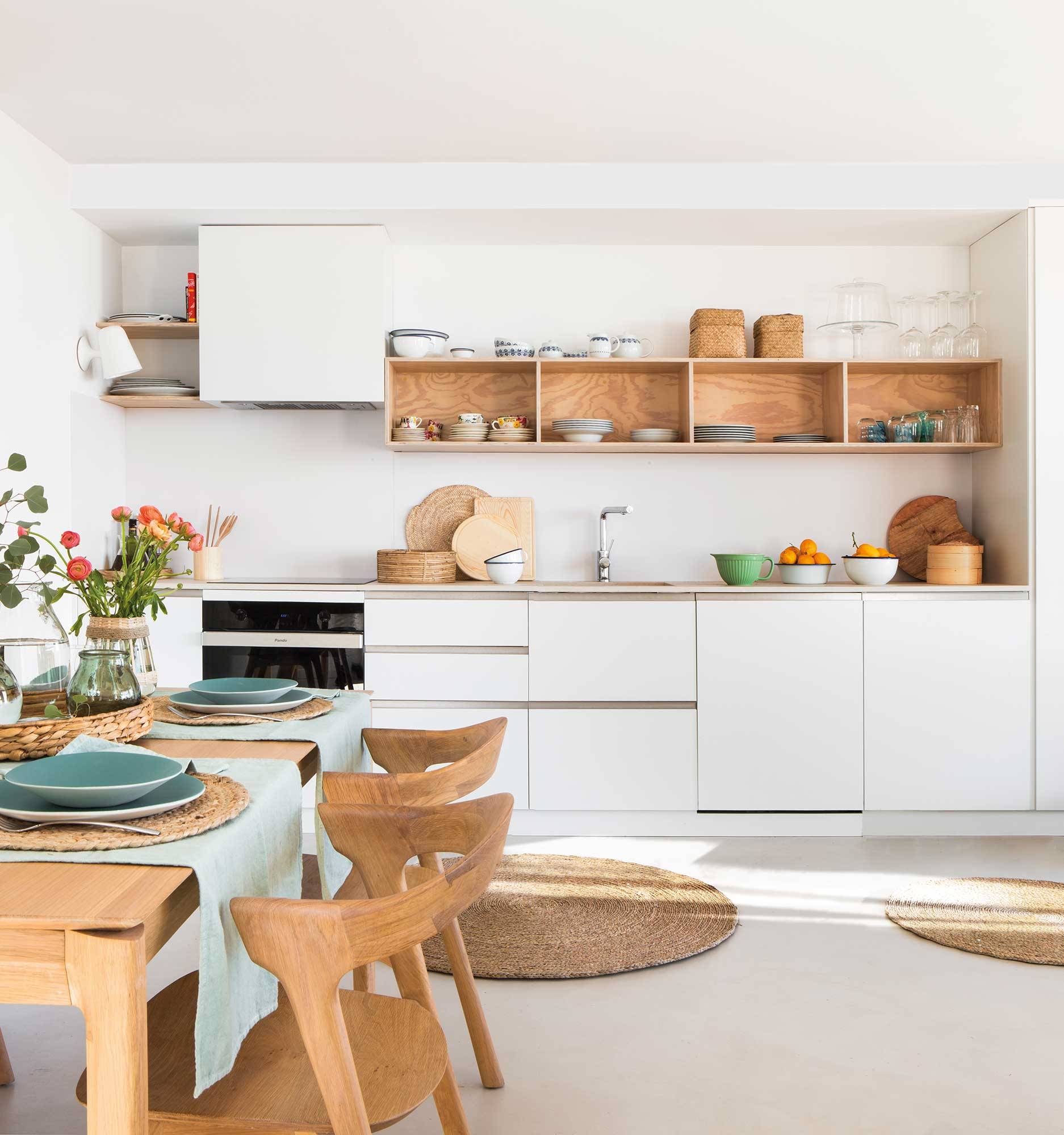 Cocina con una distribución lineal y muebles en blanco de estilo minimalista. 