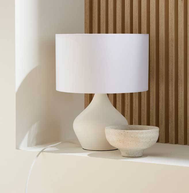 Lámparas dormitorio Leroy Merlin: lámpara de sobremesa con base blanca. 