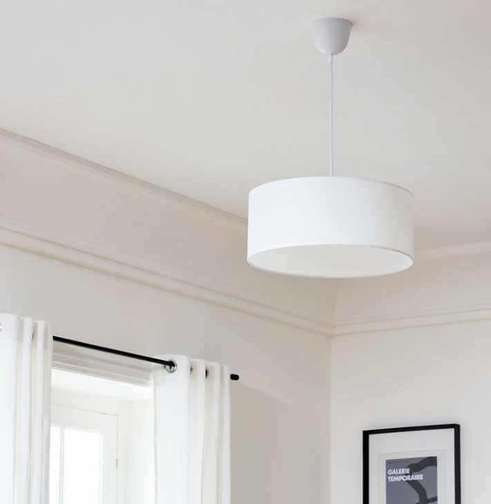 Lámparas dormitorio Leroy Merlin: lámpara de techo con pantalla blanca. 