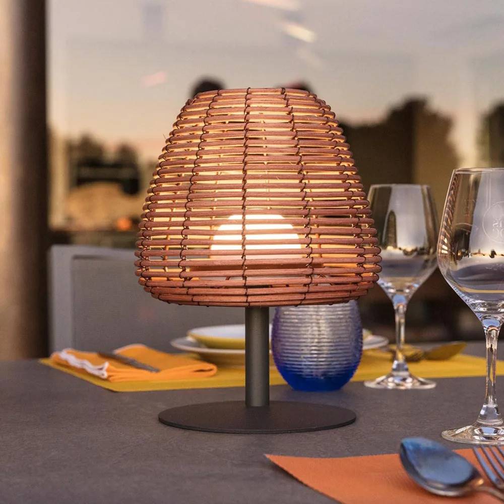 Lámpara portátil de exterior de mesa de Maisons du Monde.