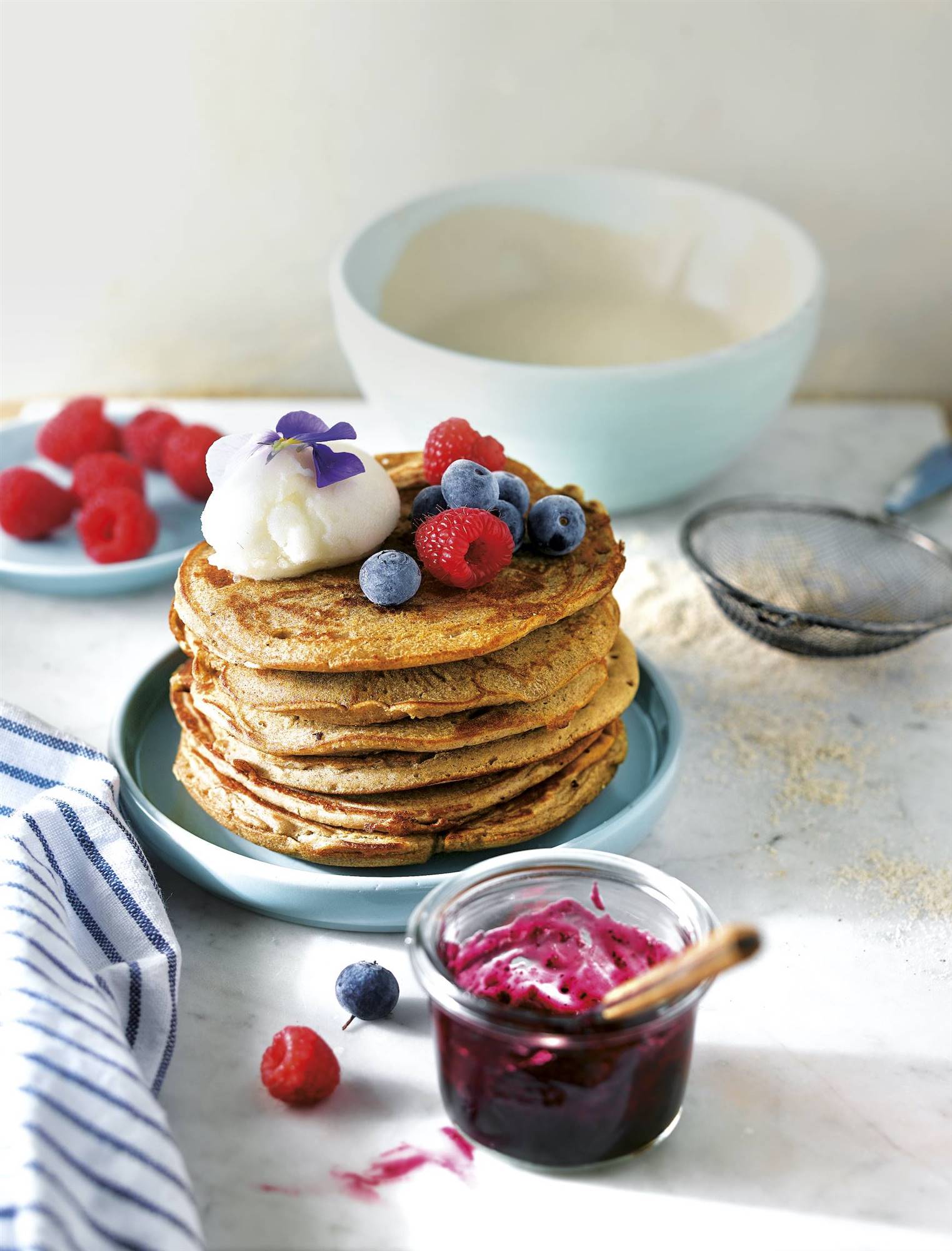 Desayunos saludables: receta de pancakes con sorbete de limón y frutos del bosque. 