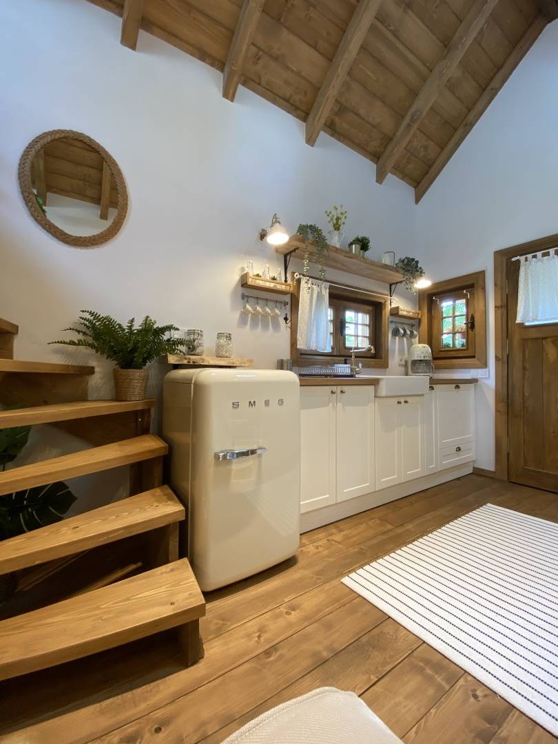 Una cocina de estilo rustico blanca y de madera.