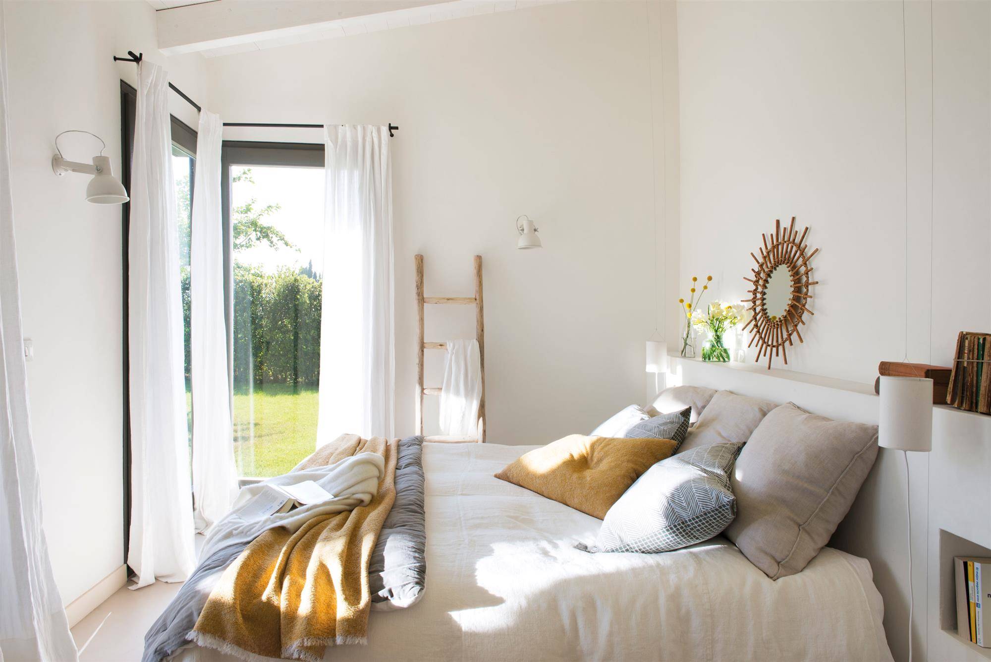 Dormitorio decorado en blanco con pinceladas de color
