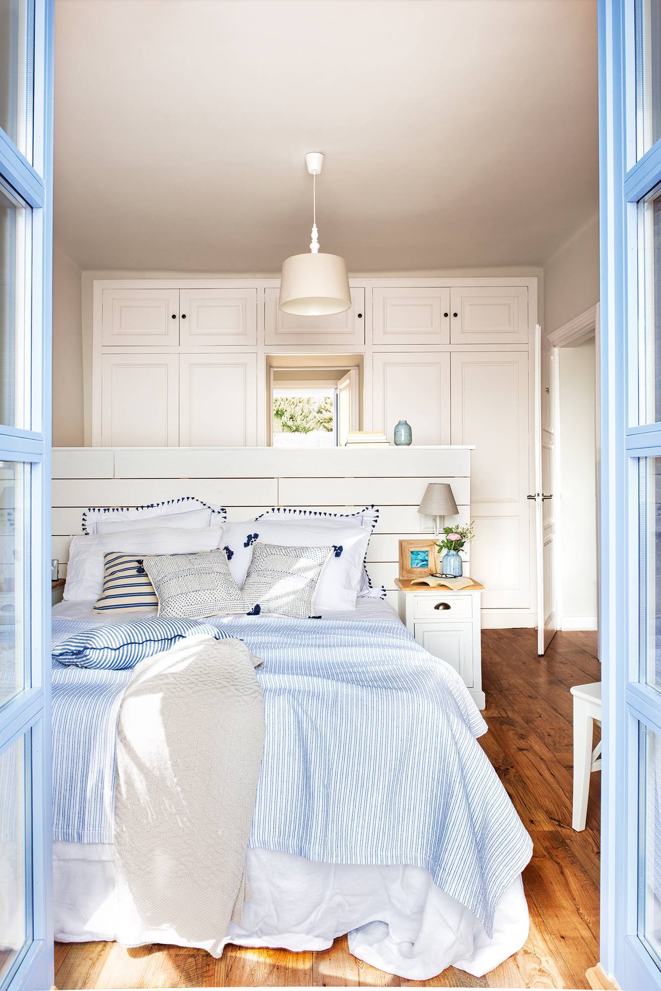 Dormitorio de estilo mediterráneo en blanco y azul