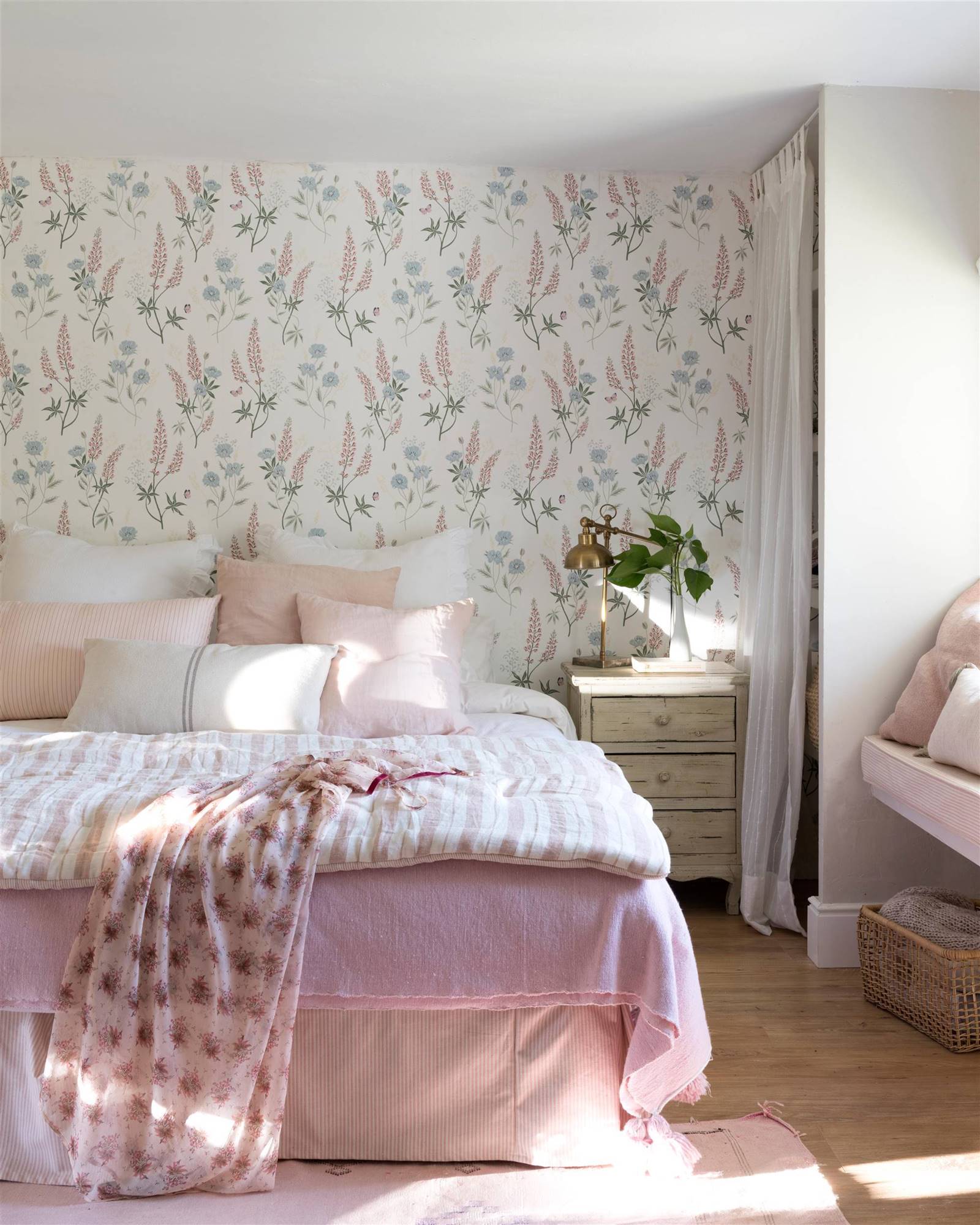 Dormitorio decorado con papel pintado floral en tonos rosas 00527806