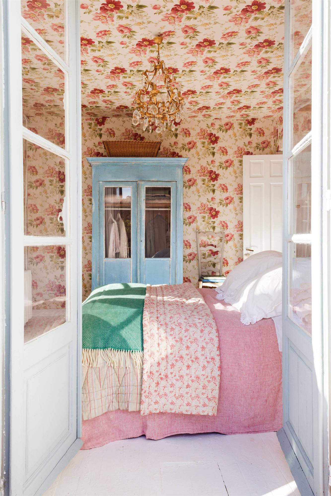 Dormitorio con papel pintado floral.