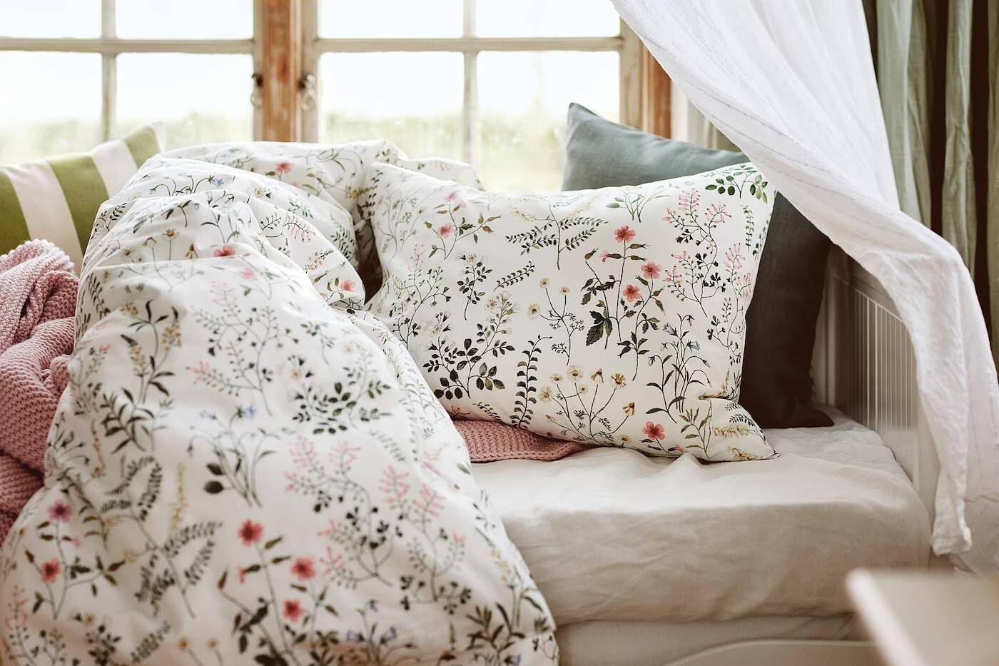 Funda nórdica con 2 fundas almohada con estampado floral TIMJANSMOTT de IKEA.