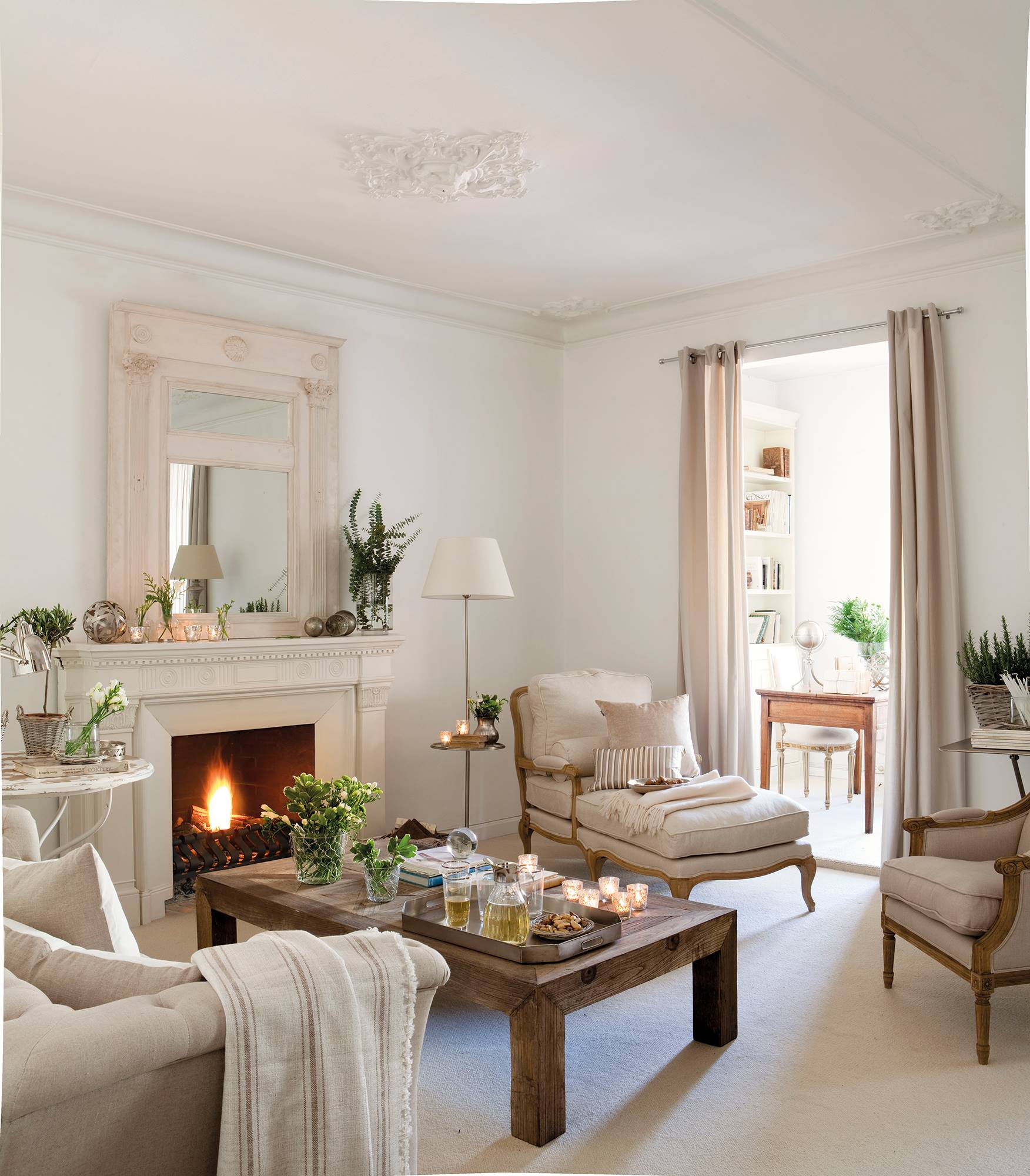 Salón clásico con chimenea, sofá, butaca y chaiselongue. 