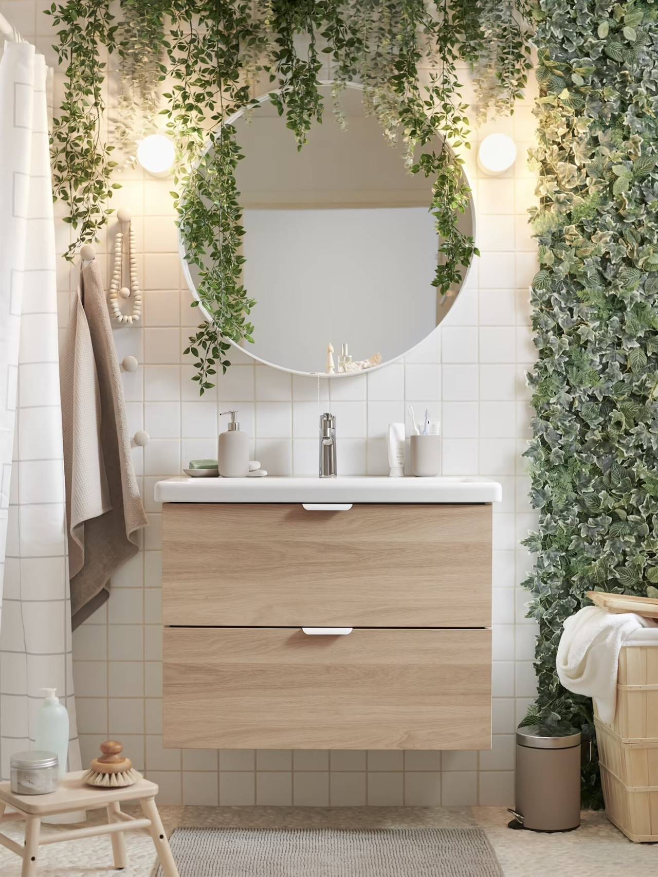 Baño con mueble suspendido de madera y hiedra decorativa de IKEA