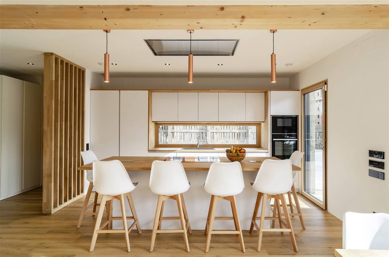 Cocina blanca y de madera en la vivienda más sostenible de Europa