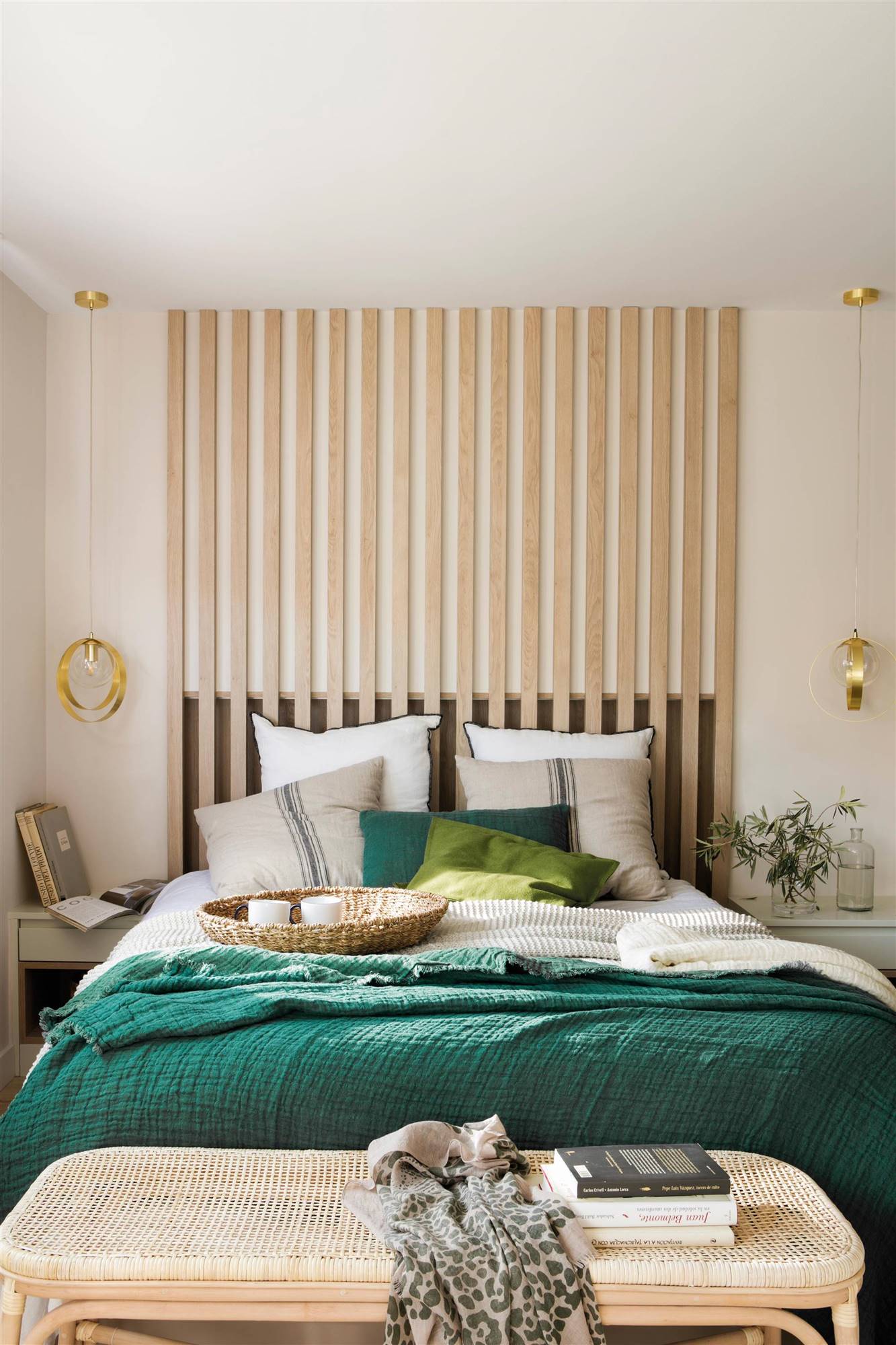 Dormitorio con cabecero de madera alistonado y banco de madera y fibra.