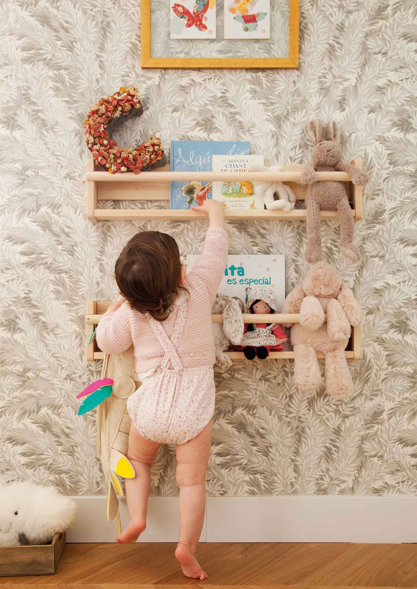 Detalle de una habitación infantil con estantes para cuentos.
