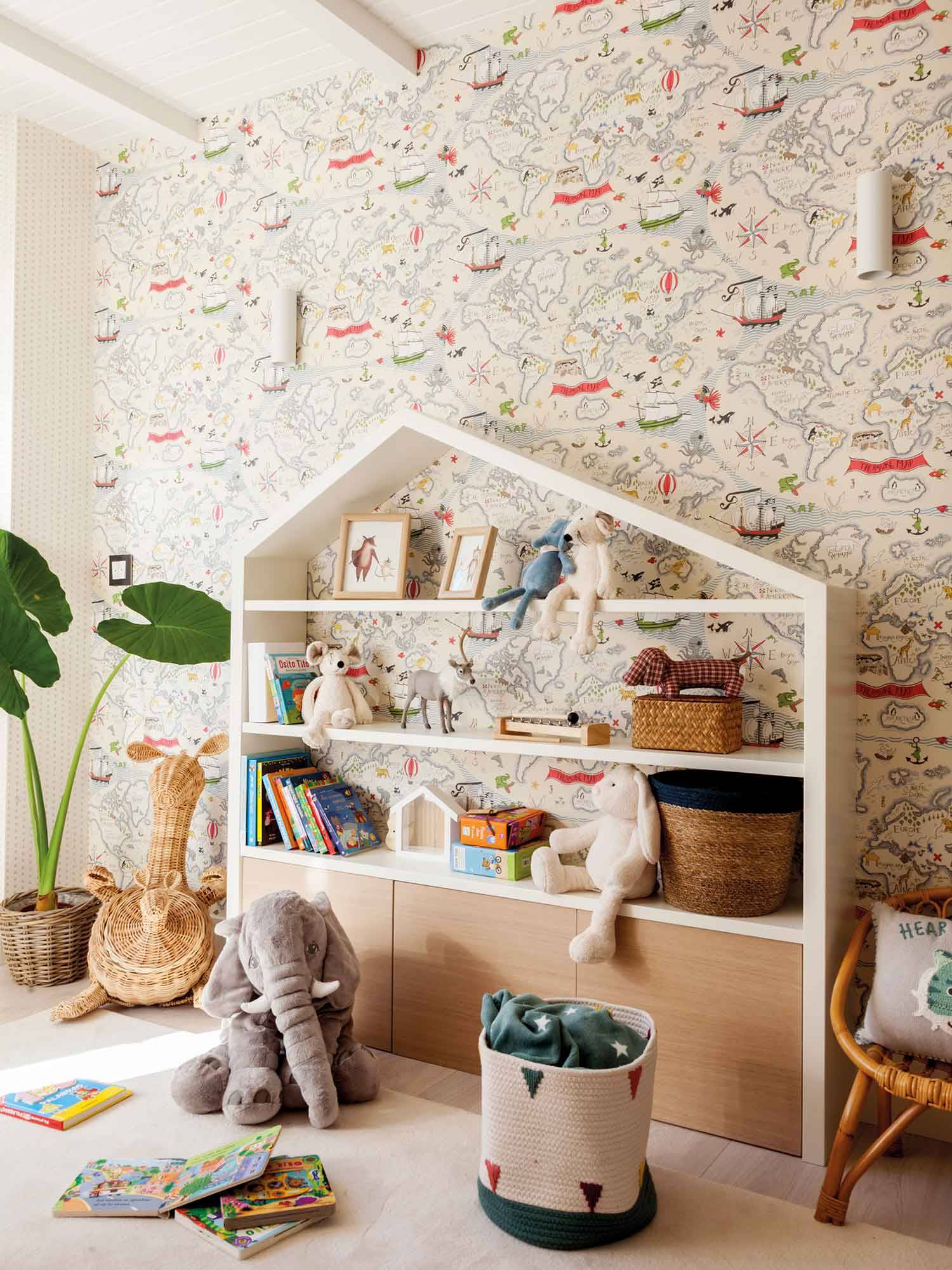 Dormitorio infantil decorado con estantería en forma de casita.