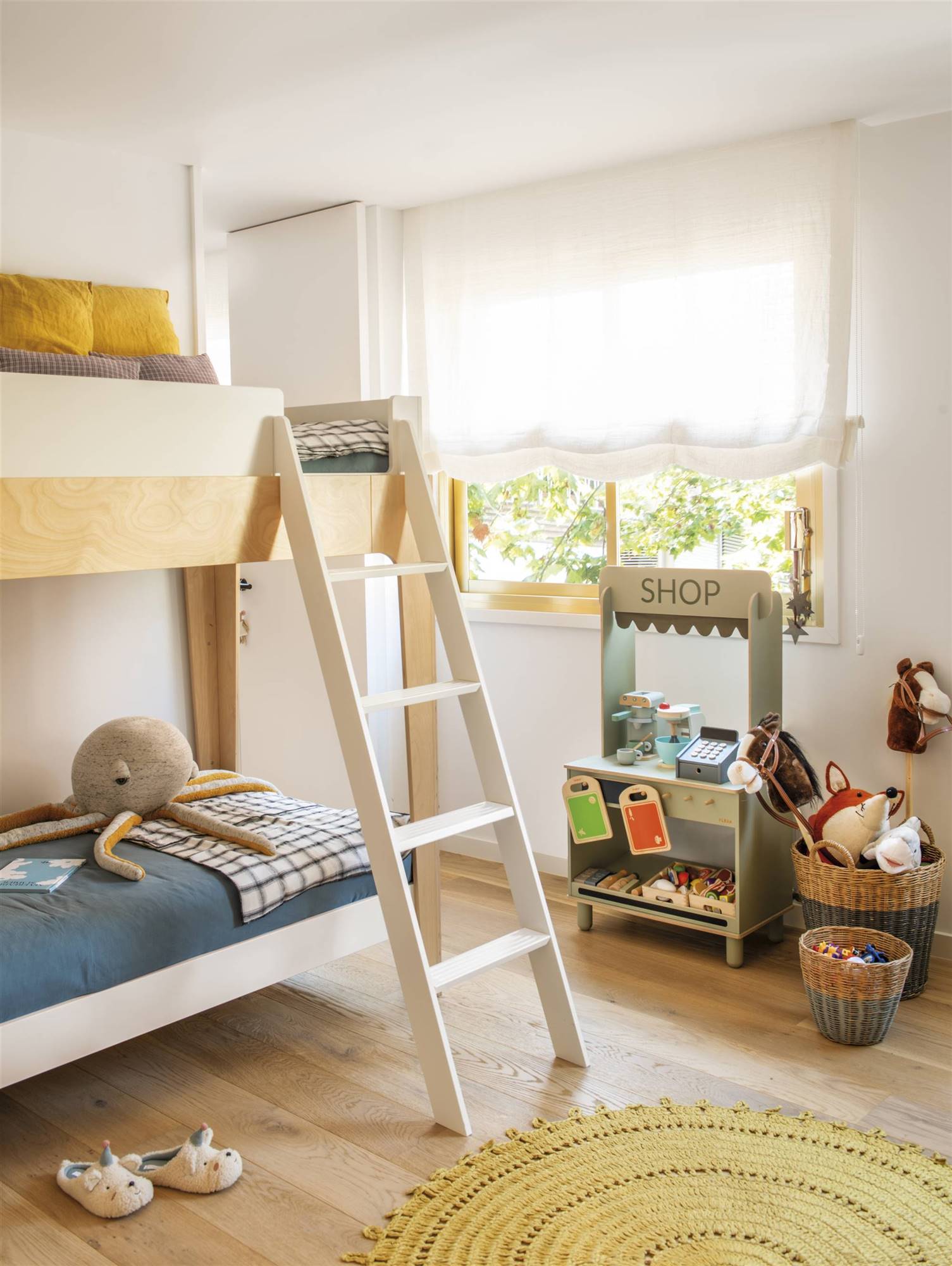 Dormitorio infantil con litera y cocina de juguete.