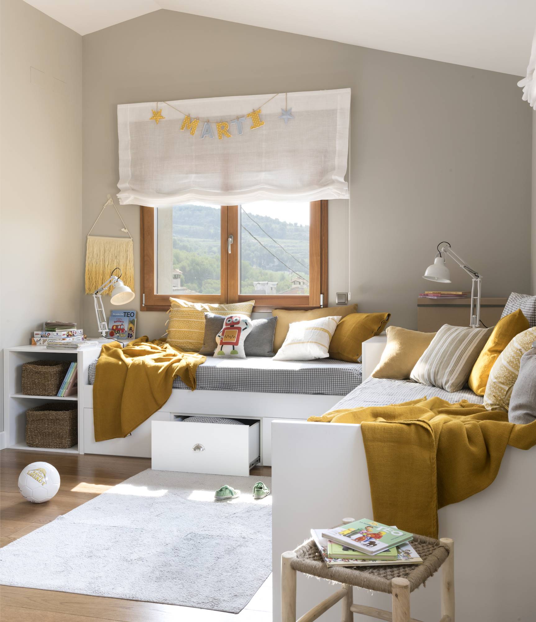 Habitación infantil decorada color en gris y ocre.