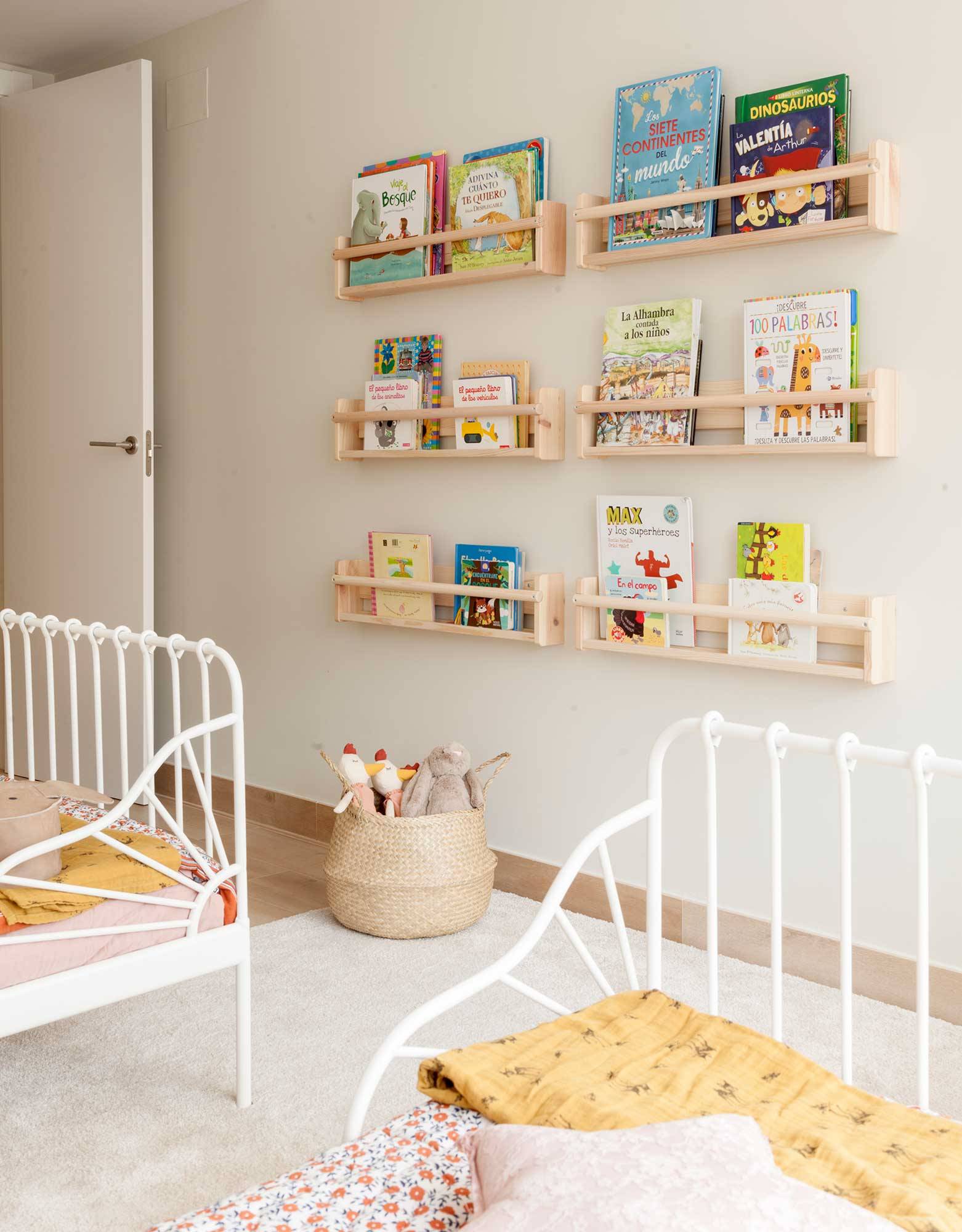 Cómo decorar una habitación infantil con con estantes para cuentos.