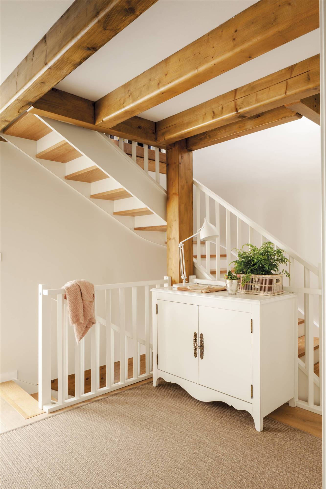 Descansillo escalera con una cómoda blanca de estilo 00472388