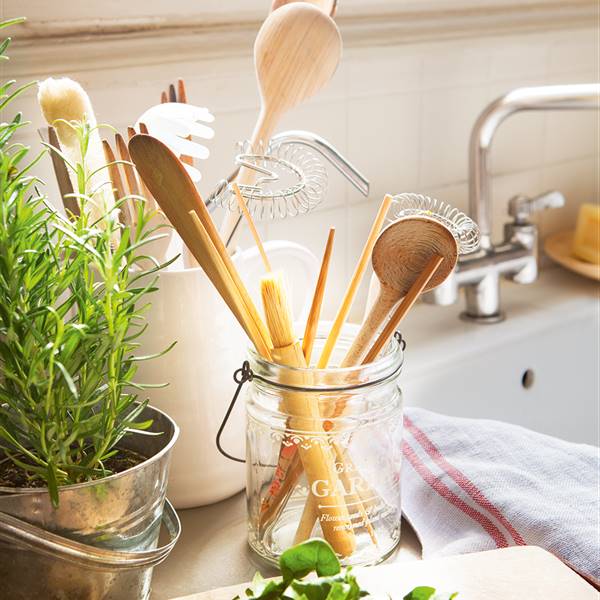 Esta es la mejor manera de limpiar y desinfectar los utensilios de madera de la cocina