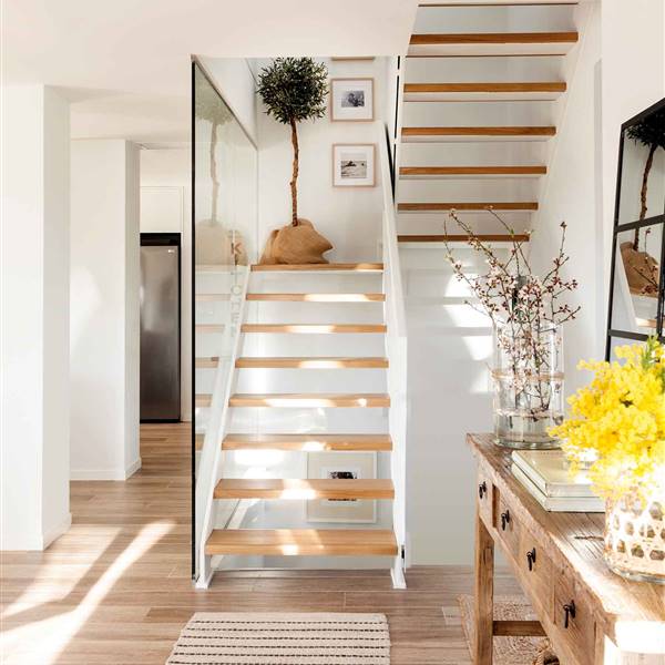 Cómo decorar el descansillo de una escalera: 12 ideas prácticas y decorativas