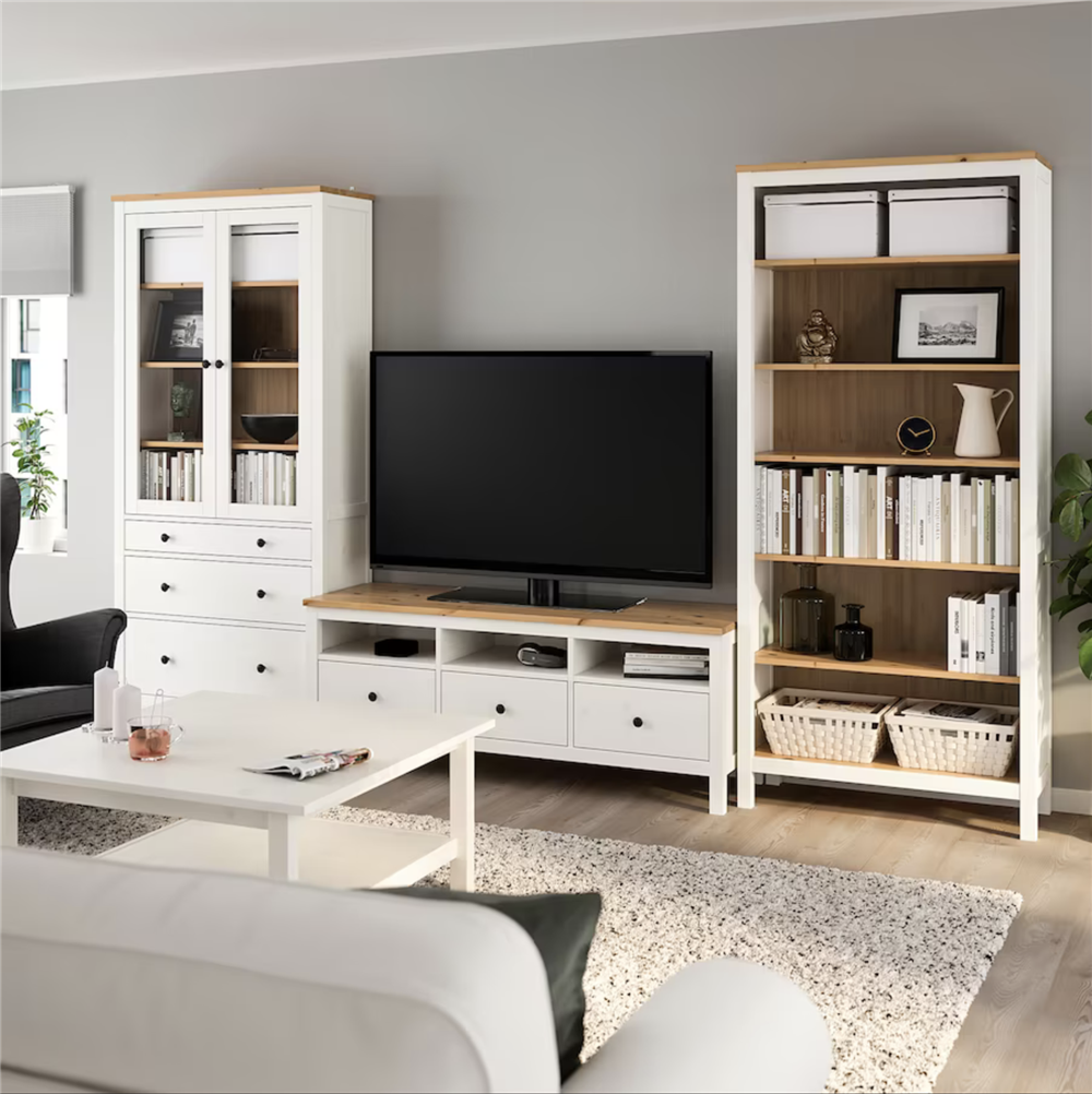 Mueble de televisión HEMNES con estantería y vitrina de IKEA