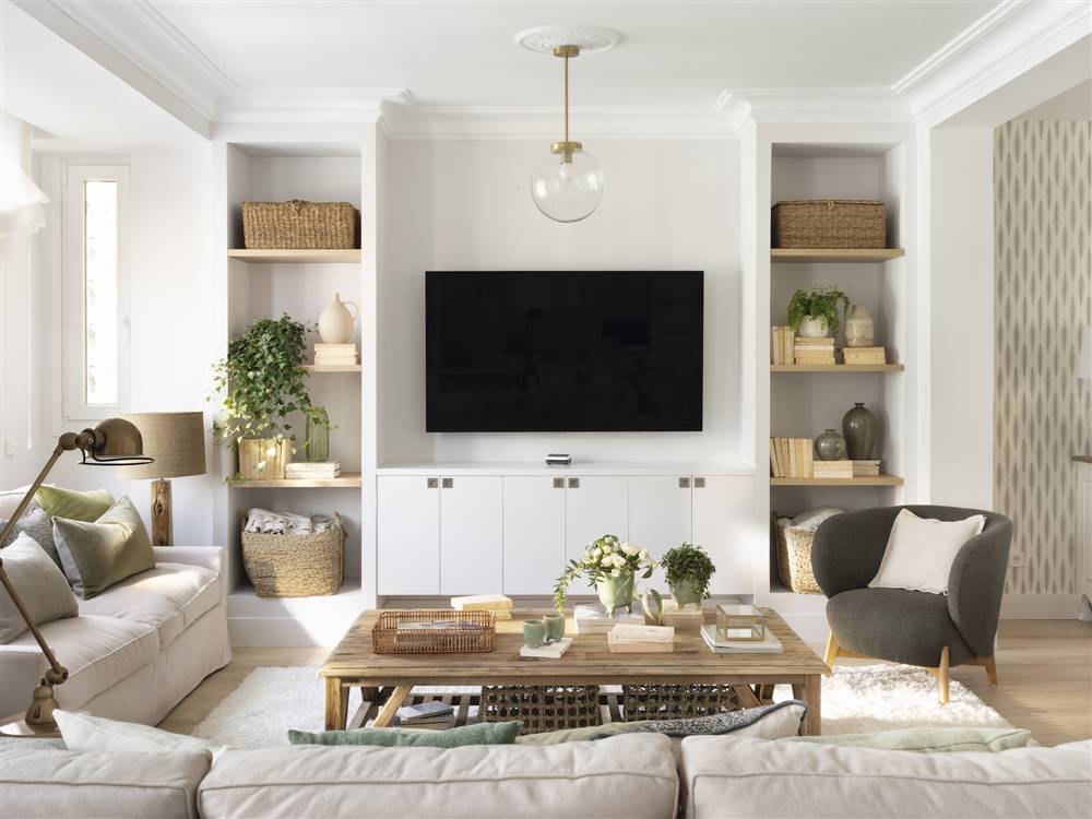 Mueble de televison en salón blanco con mesa de centro de madera 00531756