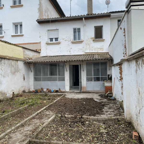 Antes y después: una casa de 115 m2 con jardín en ruinas que ha quedado moderna y estilosa en pleno centro de Burgos (incluye vídeo)