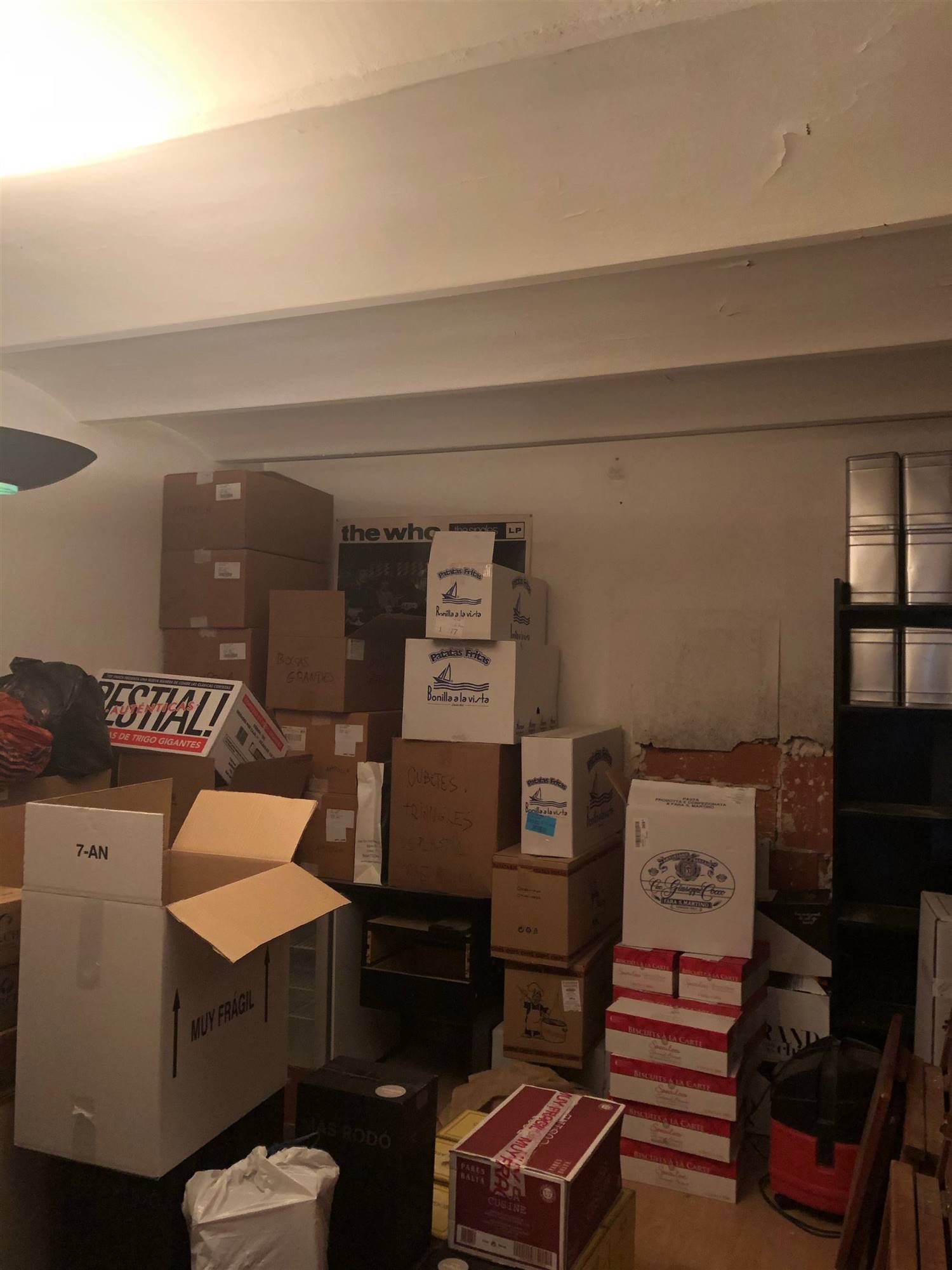 Un almacén lleno de cajas que estaba totalmente descuidado.