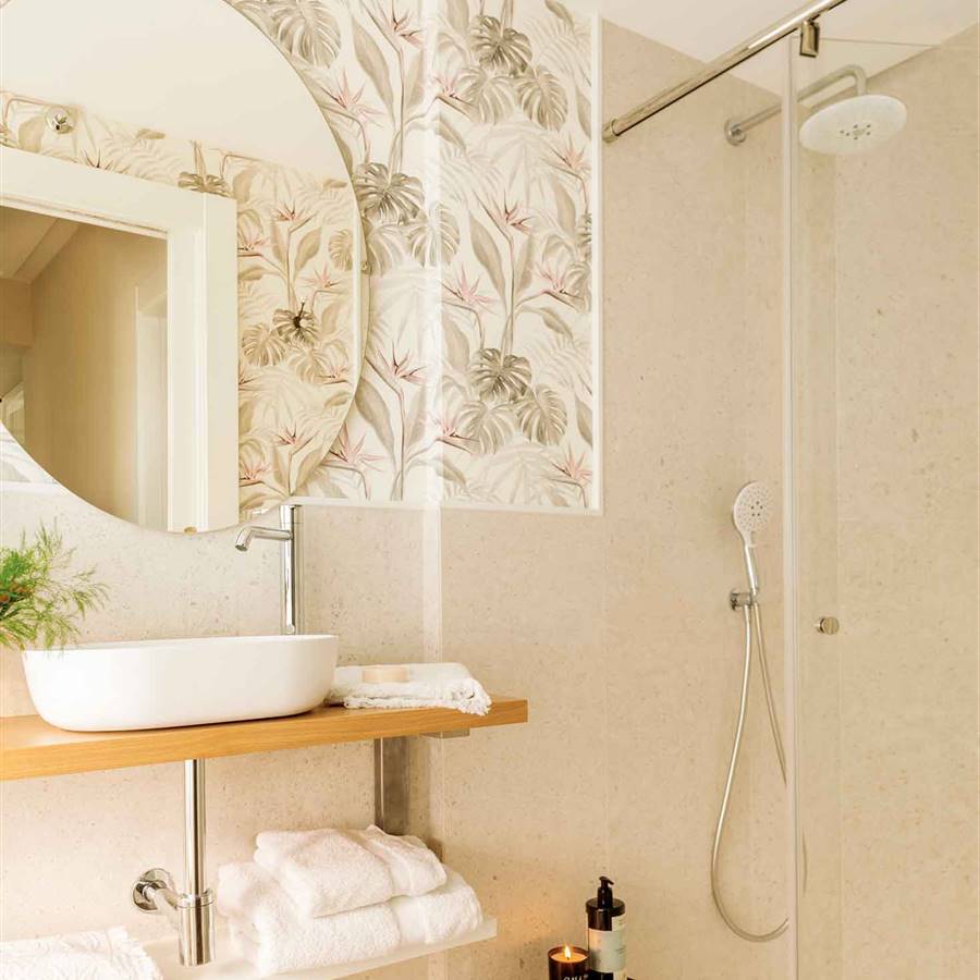 Baño pequeño con papel pintado y balda a modo de mueble bajolavabo