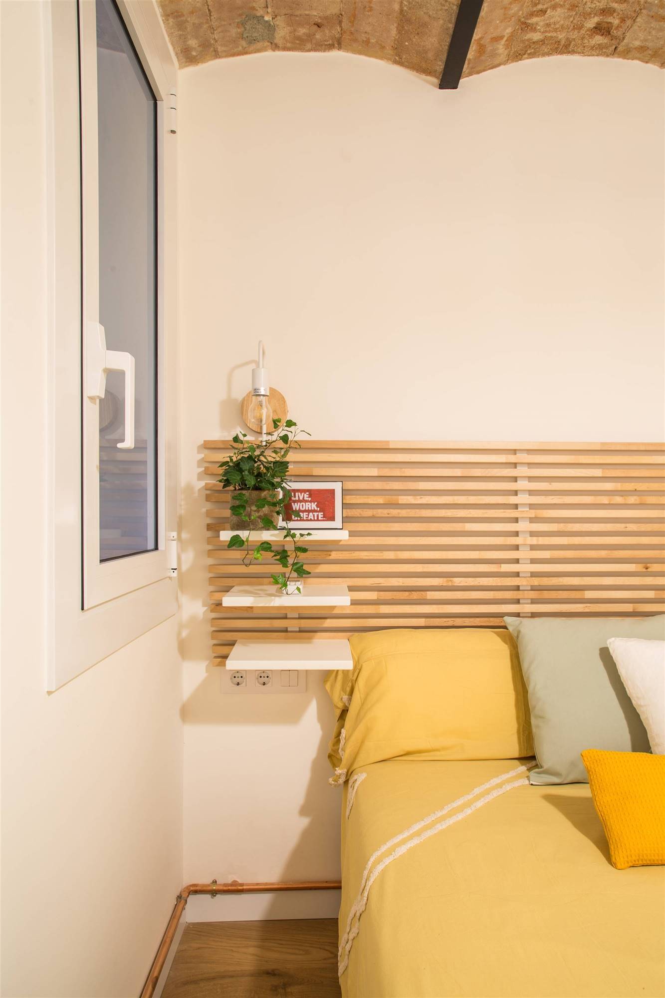 Un dormitorio moderno y luminoso con un cabecero de IKEA lleno de gracia y estilo. 