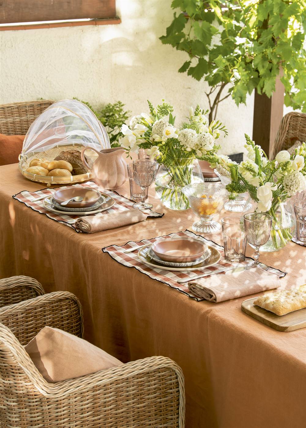 Un look de mesa de verano alegre para disfrutar de comidas al aire libre.