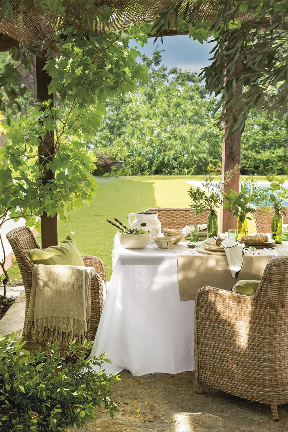 Un look de mesa natural para almuerzos y cenas de verano.