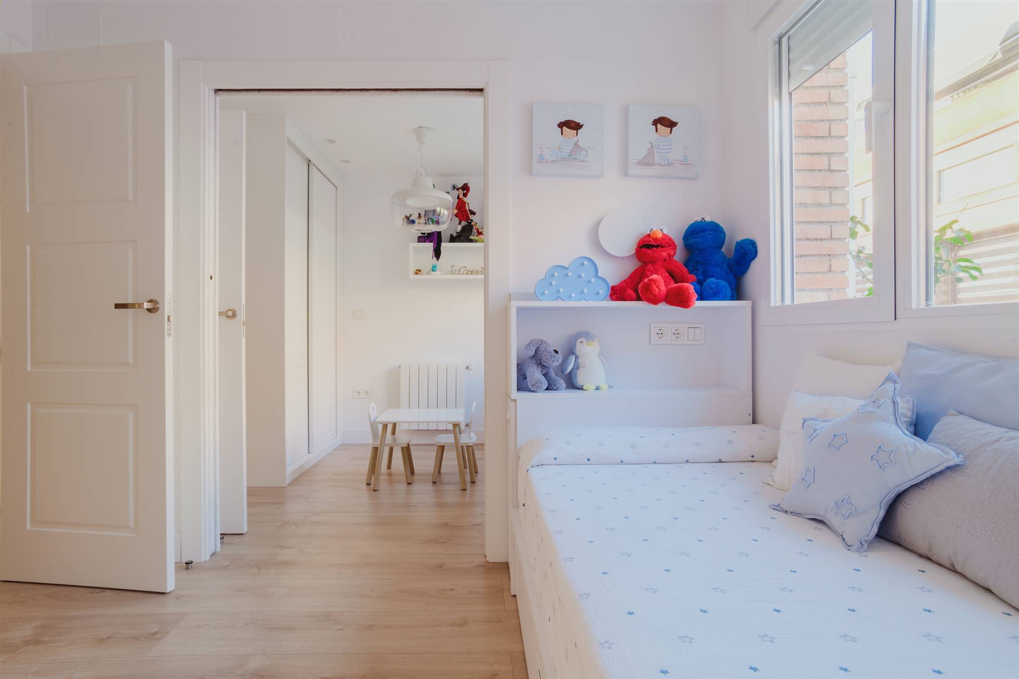 Dormitorio infantil de un ático en el centro de Granada, un proyecto de Ainhoa Ruiz de Morales de ARAD Estudio.