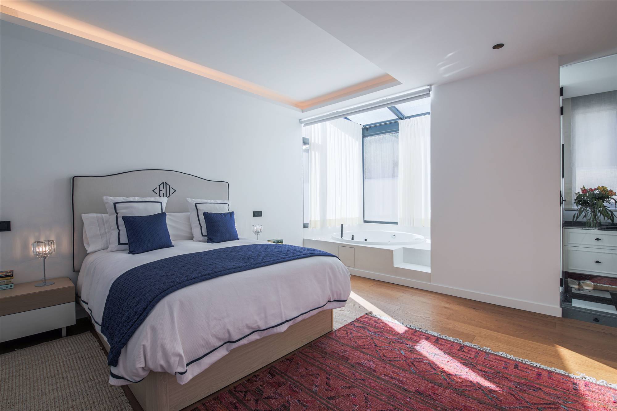 Dormitorio principal en suite de una vivienda unifamiliar en la calle Arturo Soria de Madrid, un proyecto del estudio de interiorismo WINK GROUP.