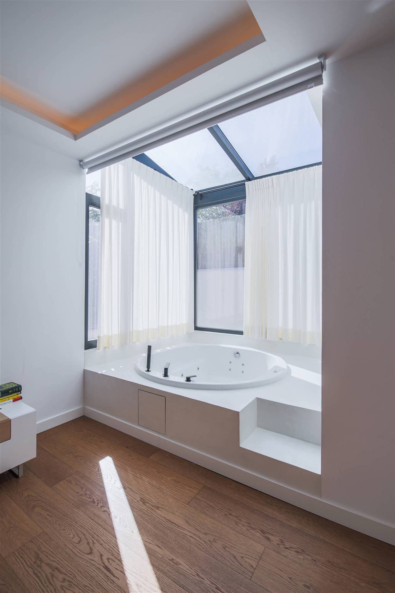 Dormitorio principal en suite de una vivienda unifamiliar en la calle Arturo Soria de Madrid, un proyecto del estudio de interiorismo WINK GROUP.