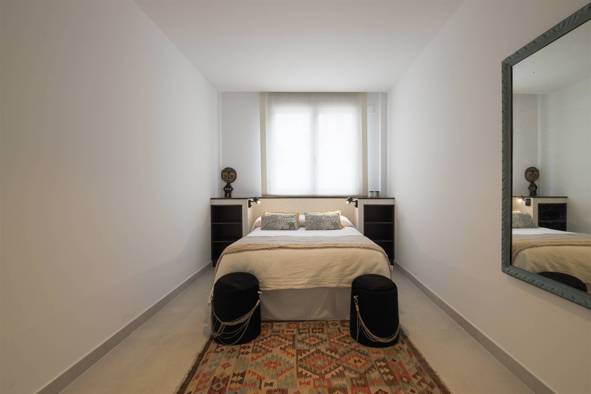 Habitación suite de invitados de una vivienda unifamiliar en la calle Arturo Soria de Madrid, un proyecto del estudio de interiorismo WINK GROUP.