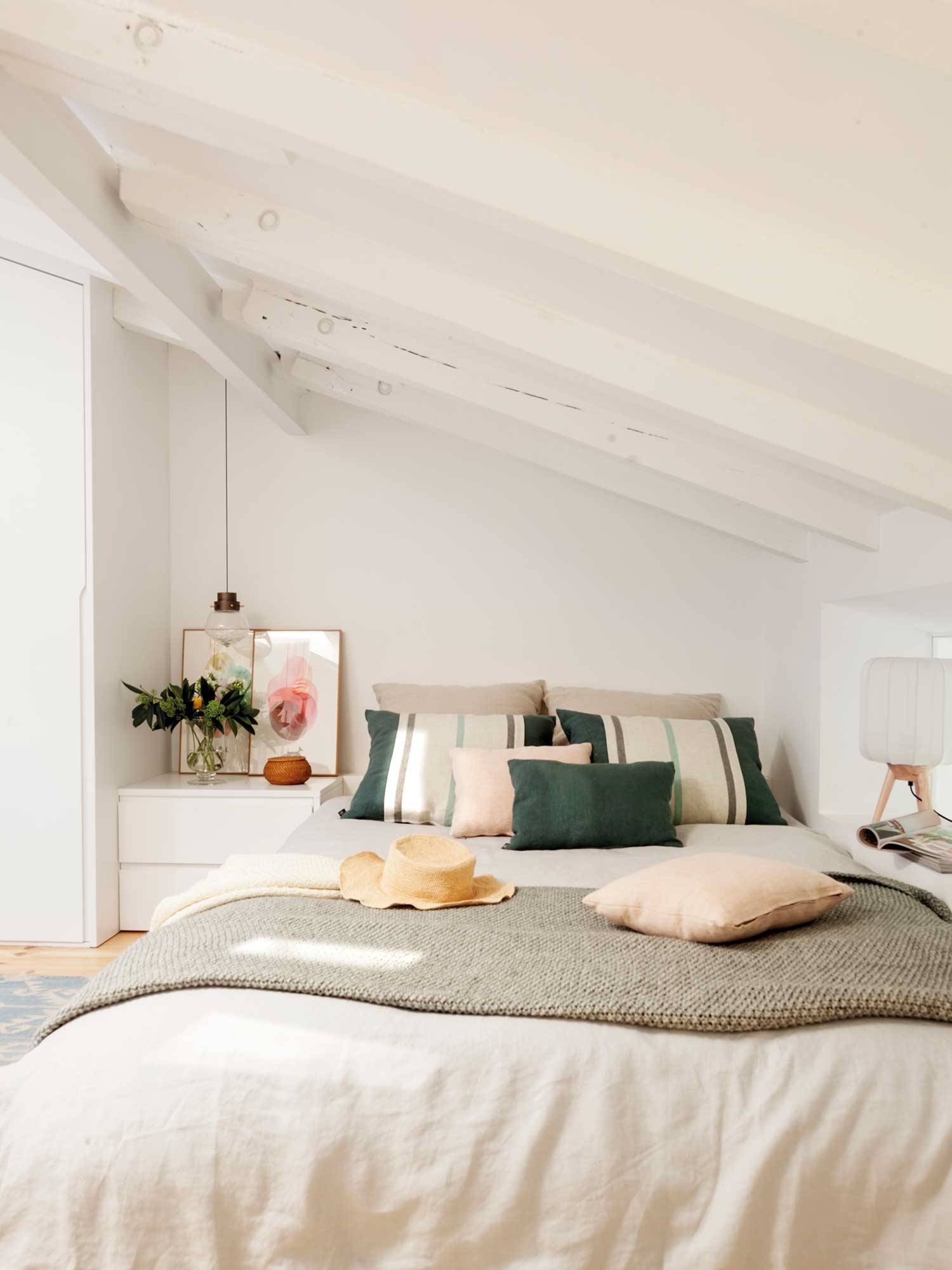 Dormitorio de estilo minimalista con muebles blancos. 