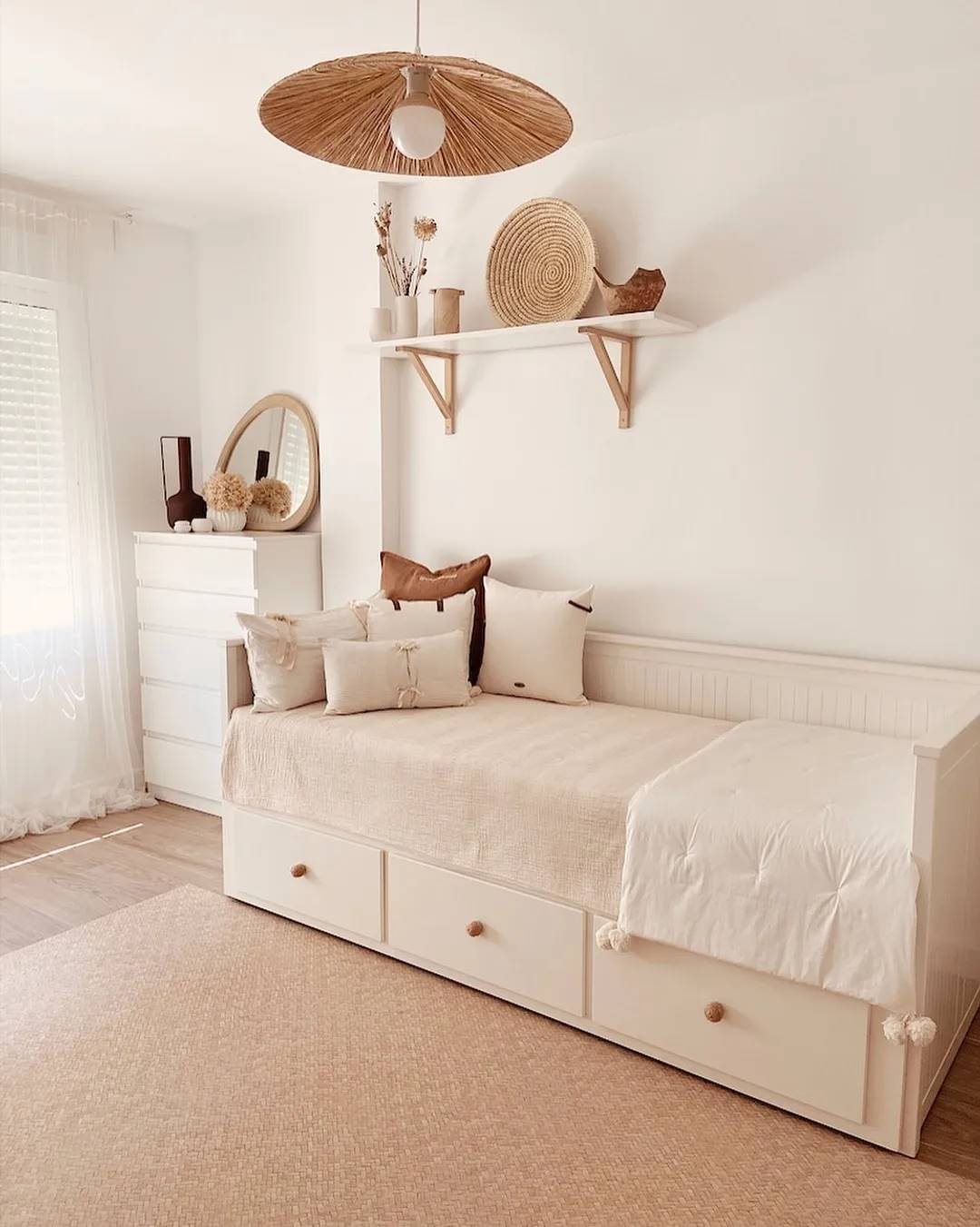 Habitación con cama diván HEMNES, cómoda KULLEN y estante de pared BURHULT / SANDSHULT de IKEA.