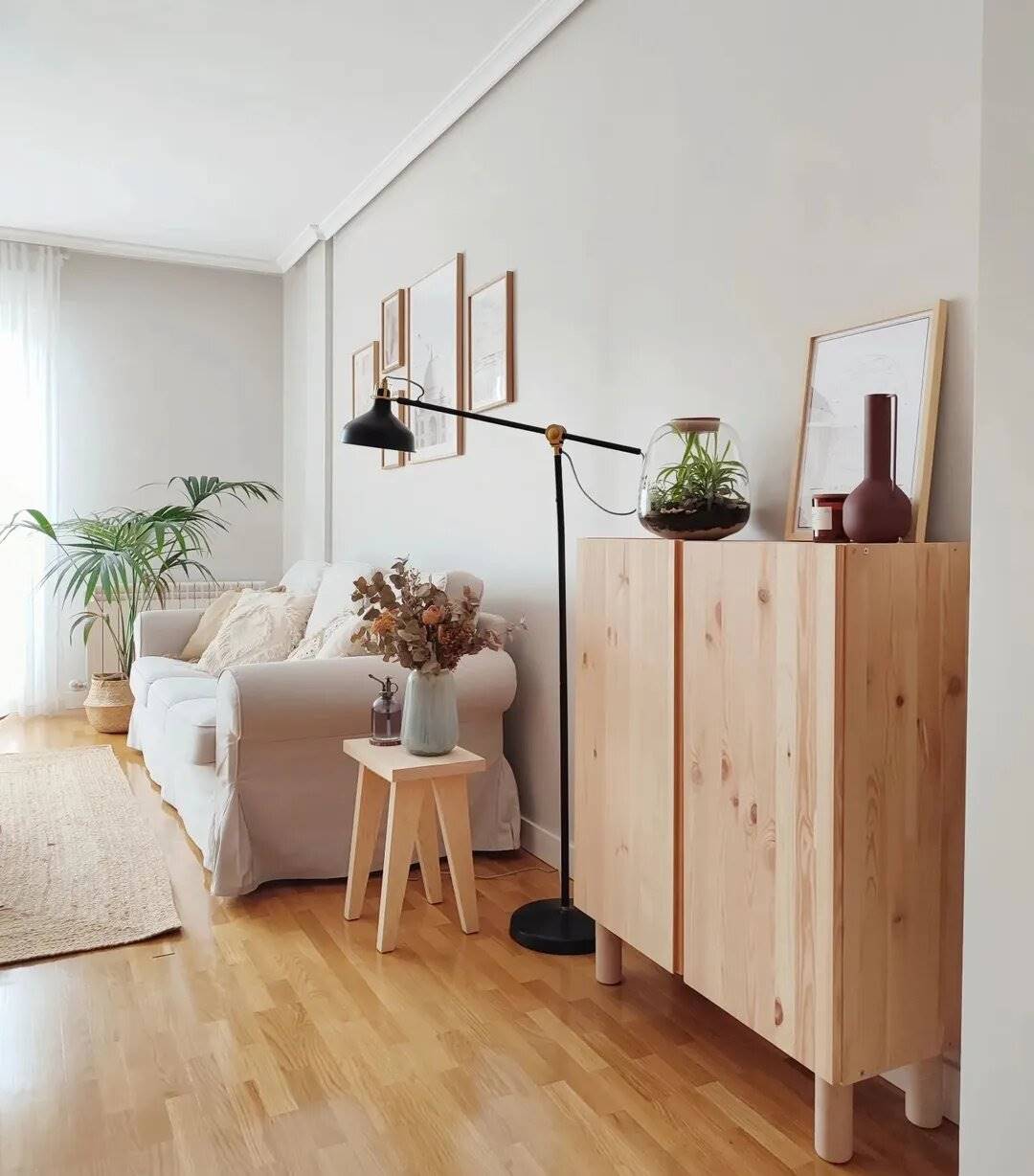 Salón de estilo natural con armario IVAR, lámpara de pie RANARP y sofá EKTORP de IKEA.