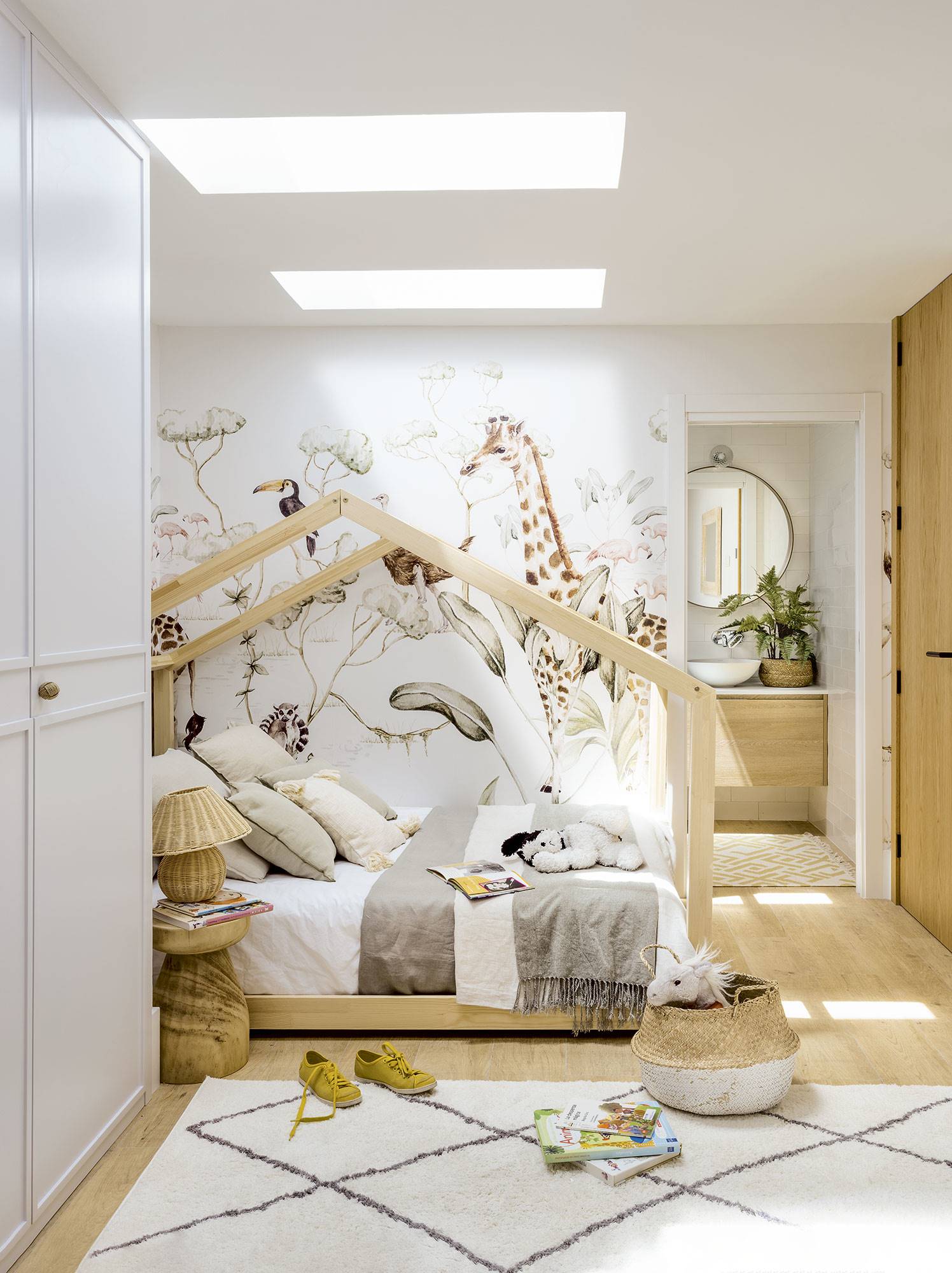Dormitorio infantil con una cama de madera en forma de casa.