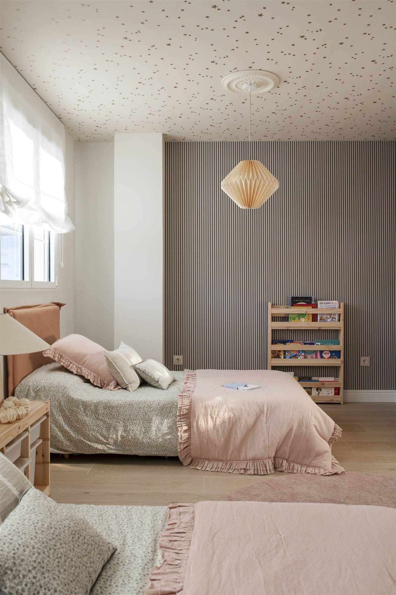 Dormitorio infantil con papel pintado en paredes y techos. 