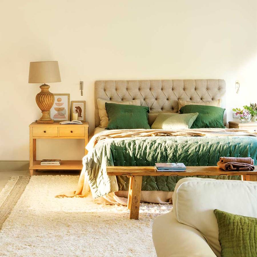 Dormitorio blanco rústico con armario de madera y cabecero tapizado con capitoné 00548884